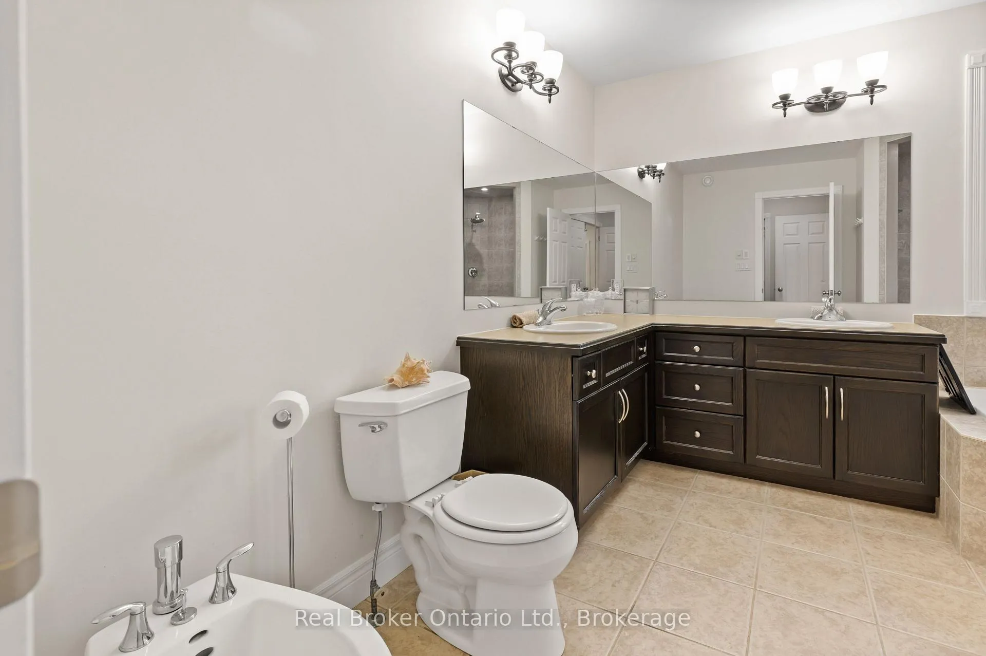 Photo 22 of 45 Pioneer Tower Crescent, Kitchener — HOMEH