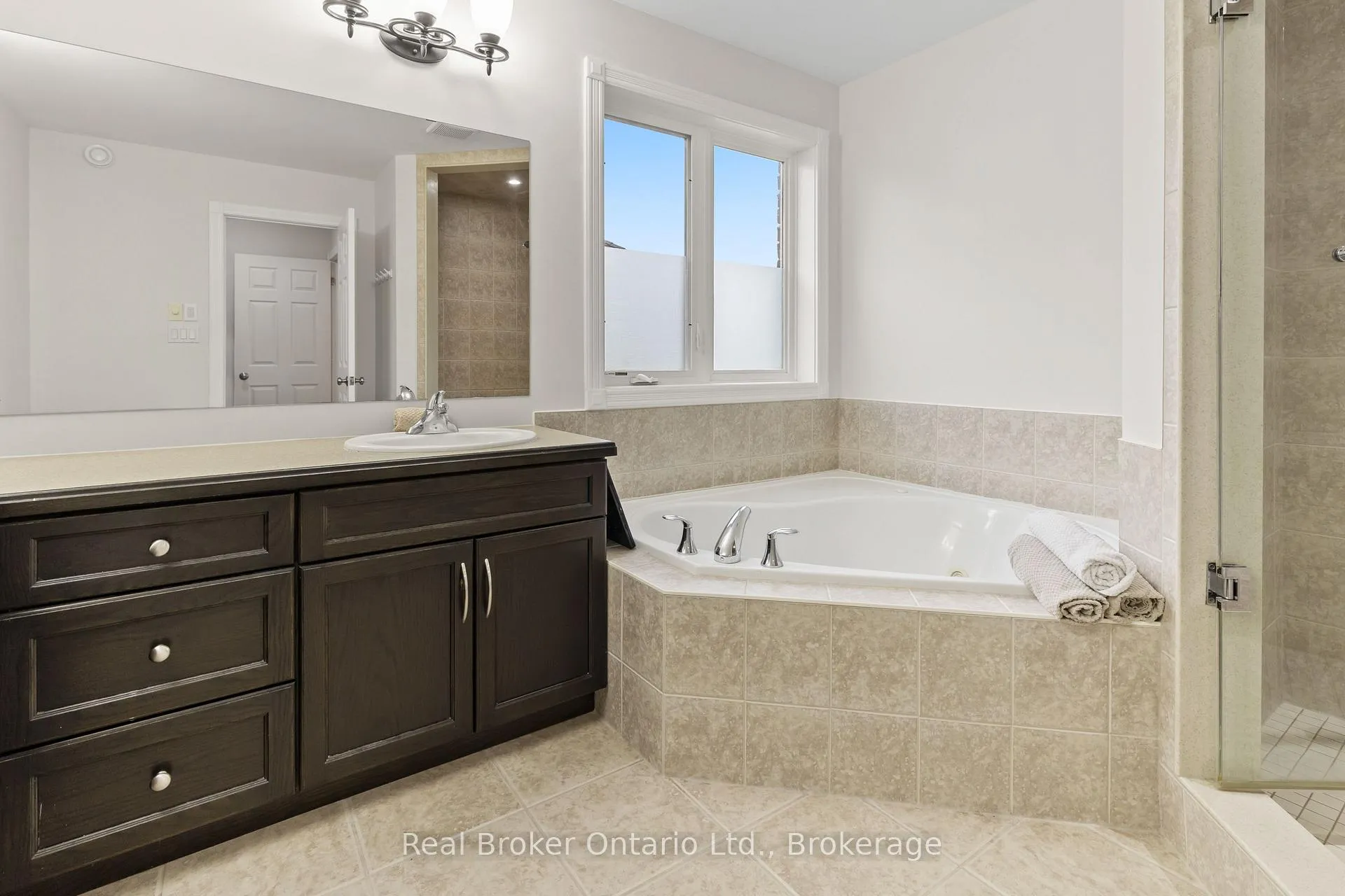 Photo 23 of 45 Pioneer Tower Crescent, Kitchener — HOMEH