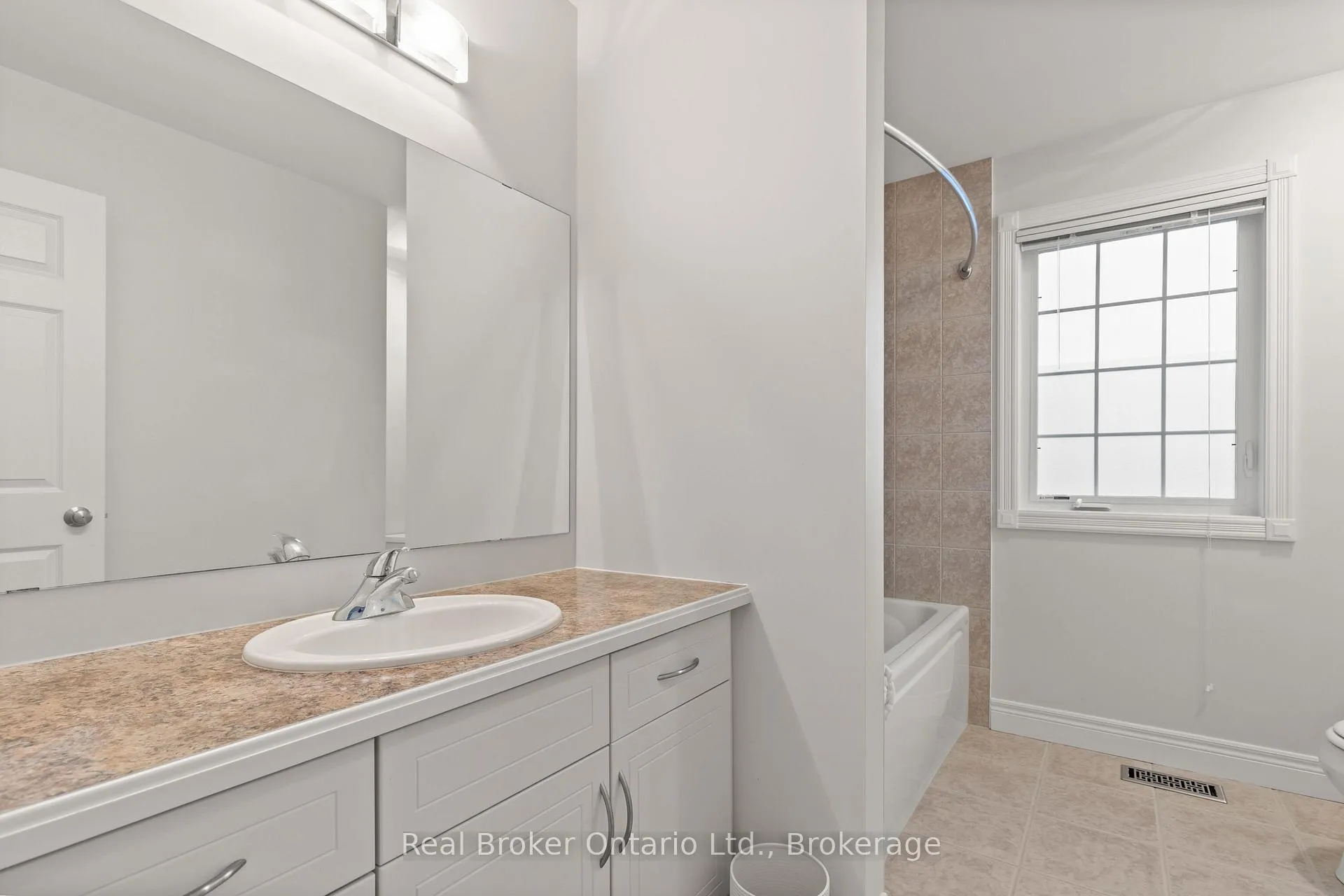 Photo 25 of 45 Pioneer Tower Crescent, Kitchener — HOMEH