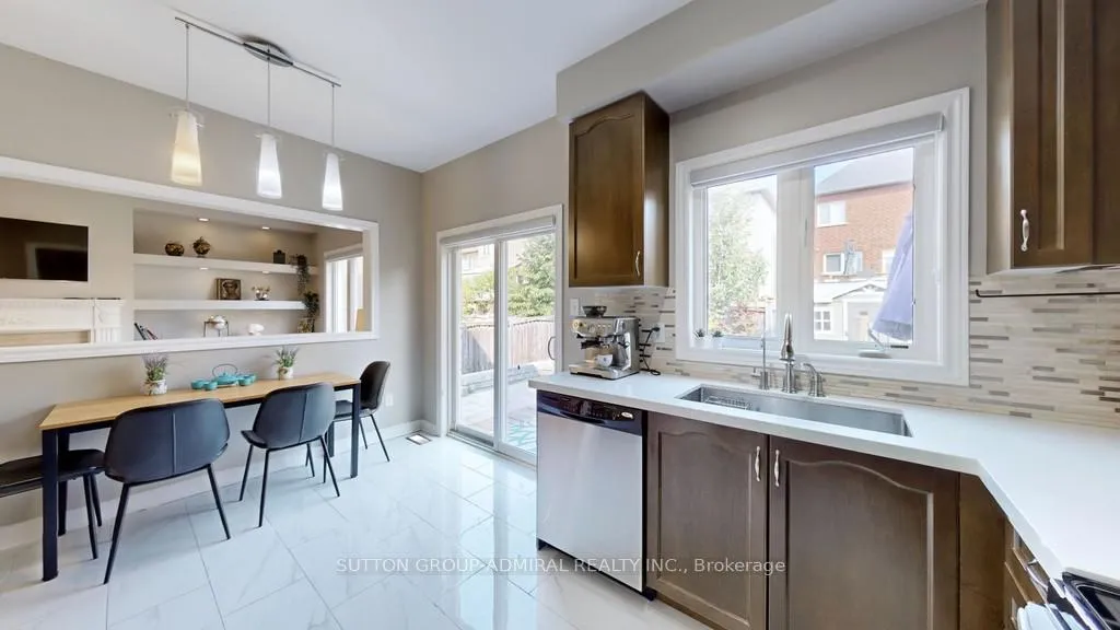 Photo 12 of 25 D'Eva Drive, Vaughan, Patterson — HOMEH
