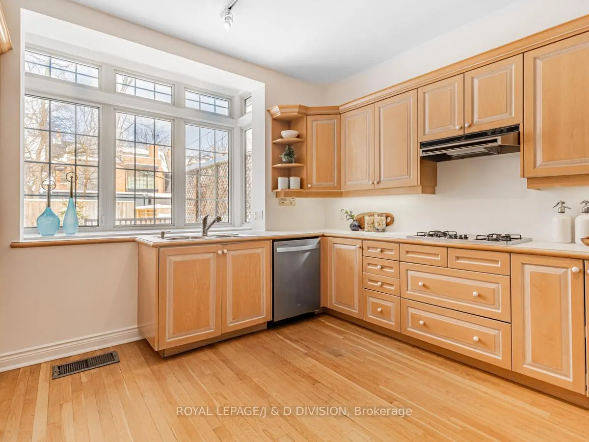 Photo 9 of 12 McMaster Avenue, Toronto, Casa Loma — HOMEH