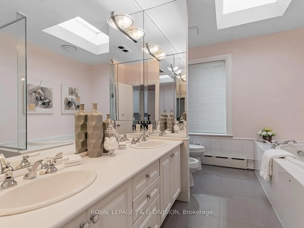 Photo 15 of 12 McMaster Avenue, Toronto, Casa Loma — HOMEH