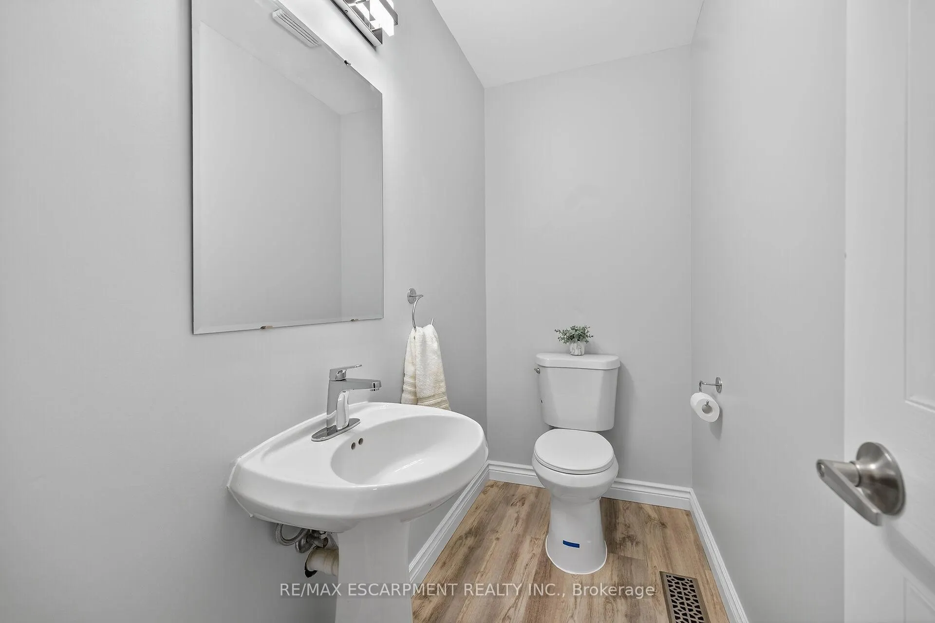 Photo 6 of Unit 11, 54 Argyle Street S, Haldimand — HOMEH