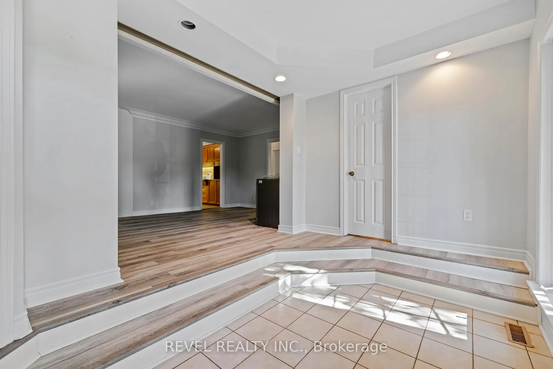 Photo 3 of 40 Bertram Drive, Hamilton, Dundas — HOMEH