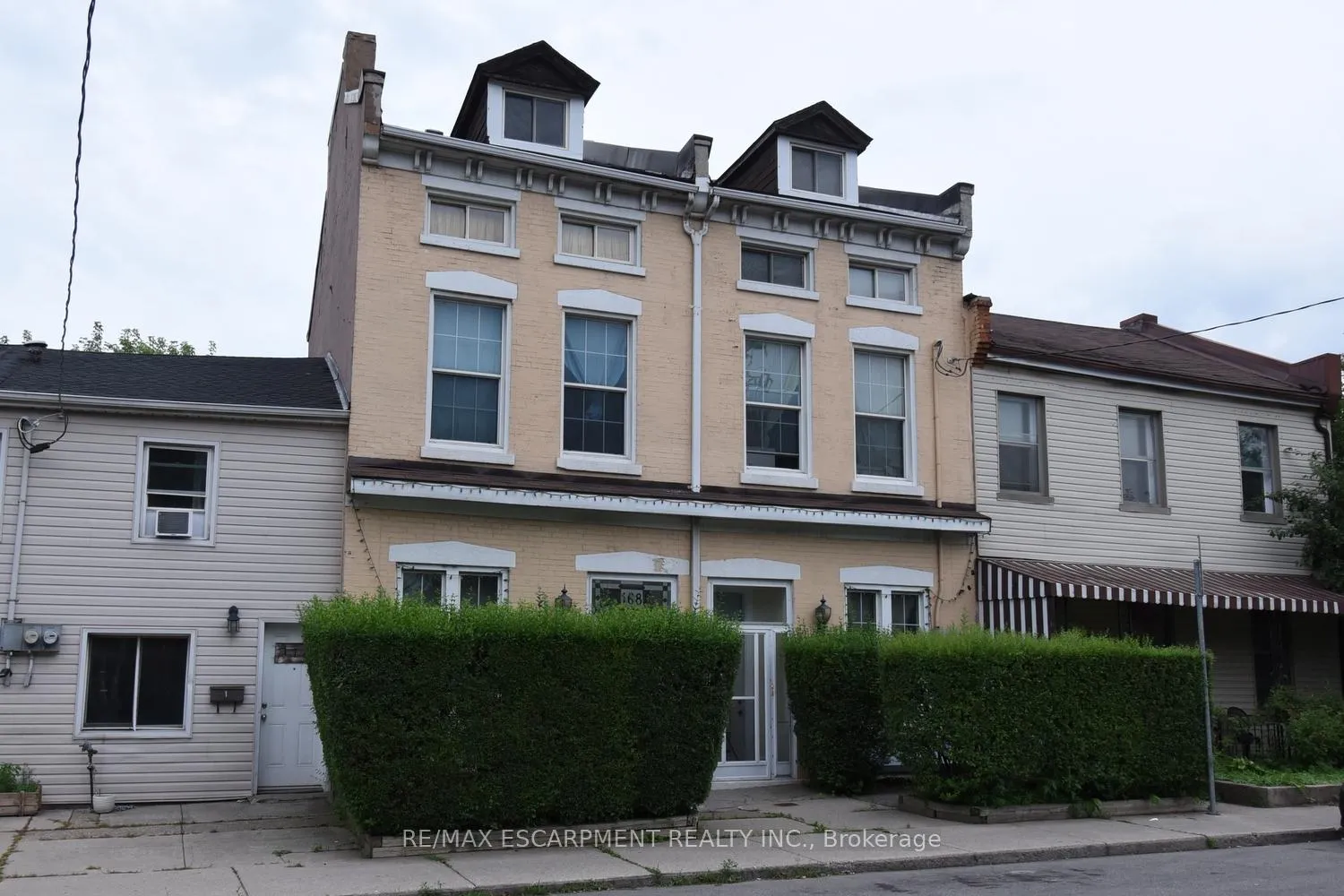 Front of 168 Macnab Street N