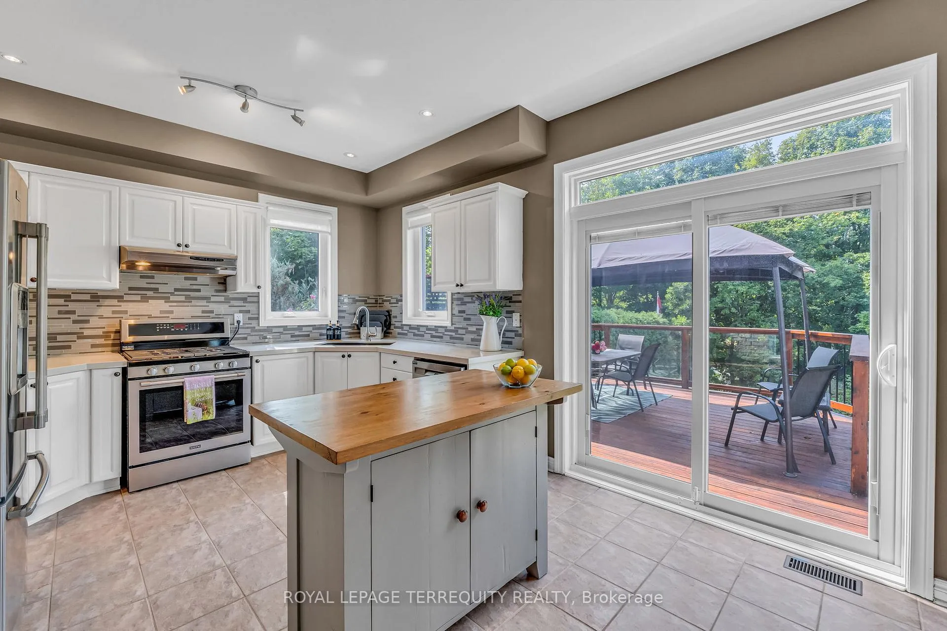 Photo 10 of 22 Willard Hunt Court, King, Schomberg — HOMEH