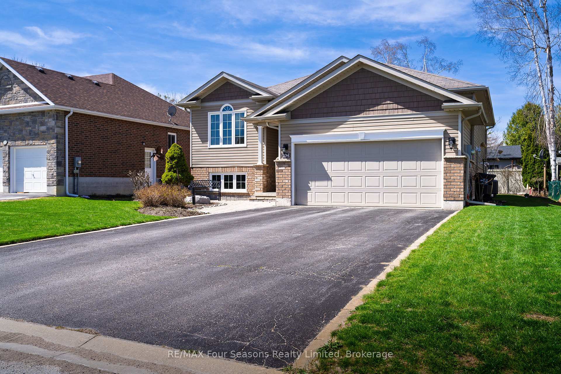 Photo 2 of 234 Dominion Drive, Clearview, Stayner — HOMEH