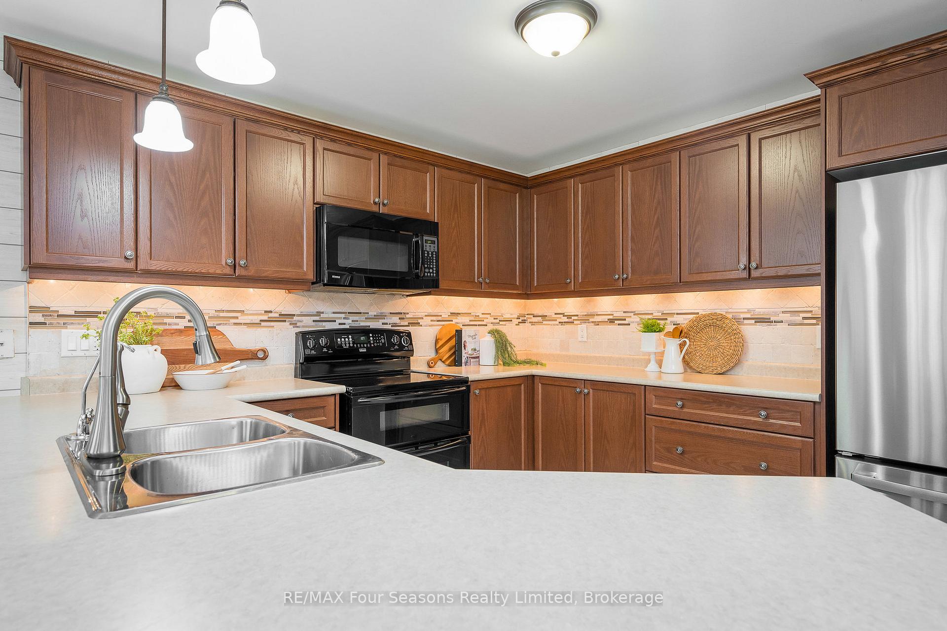Photo 10 of 234 Dominion Drive, Clearview, Stayner — HOMEH