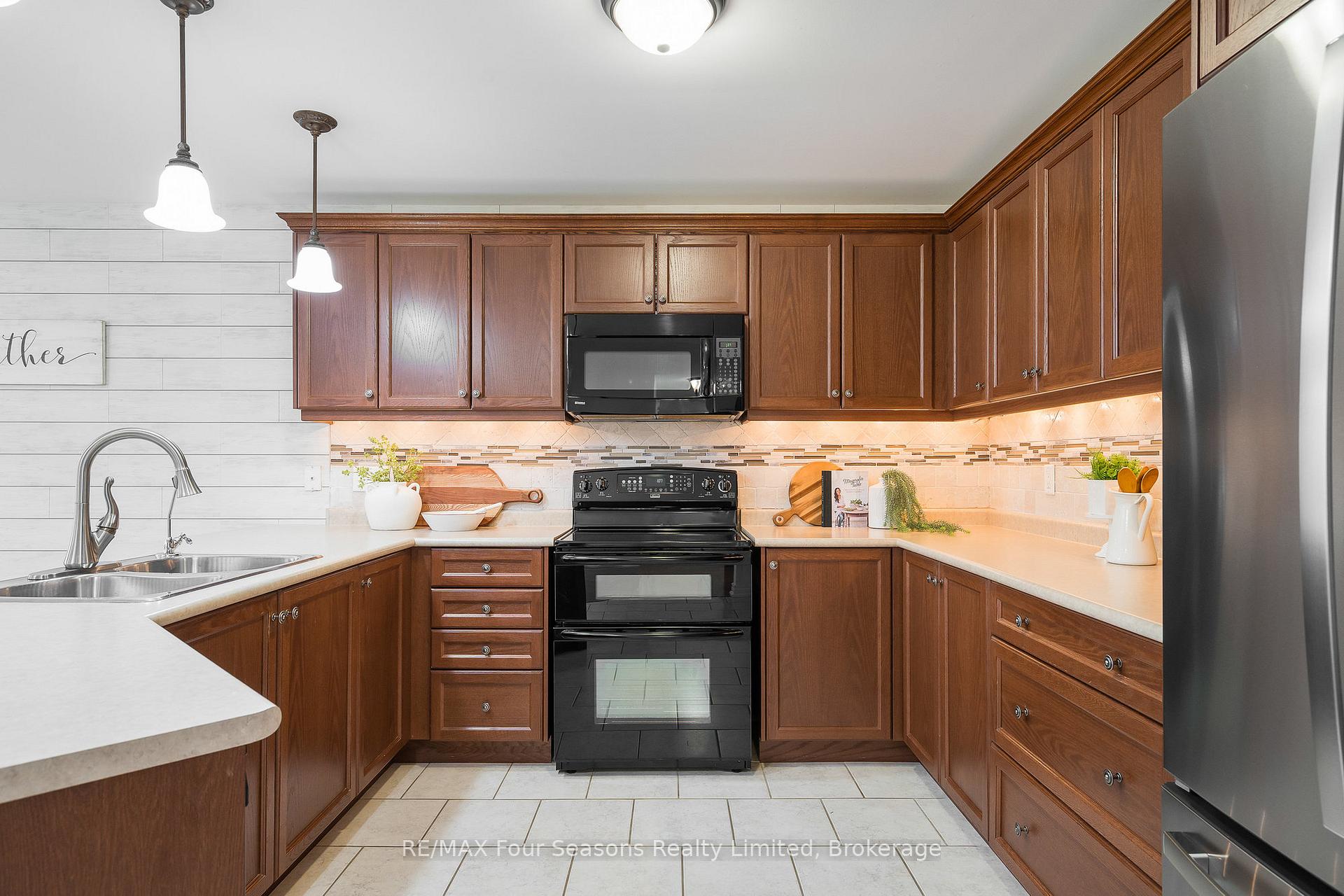 Photo 11 of 234 Dominion Drive, Clearview, Stayner — HOMEH