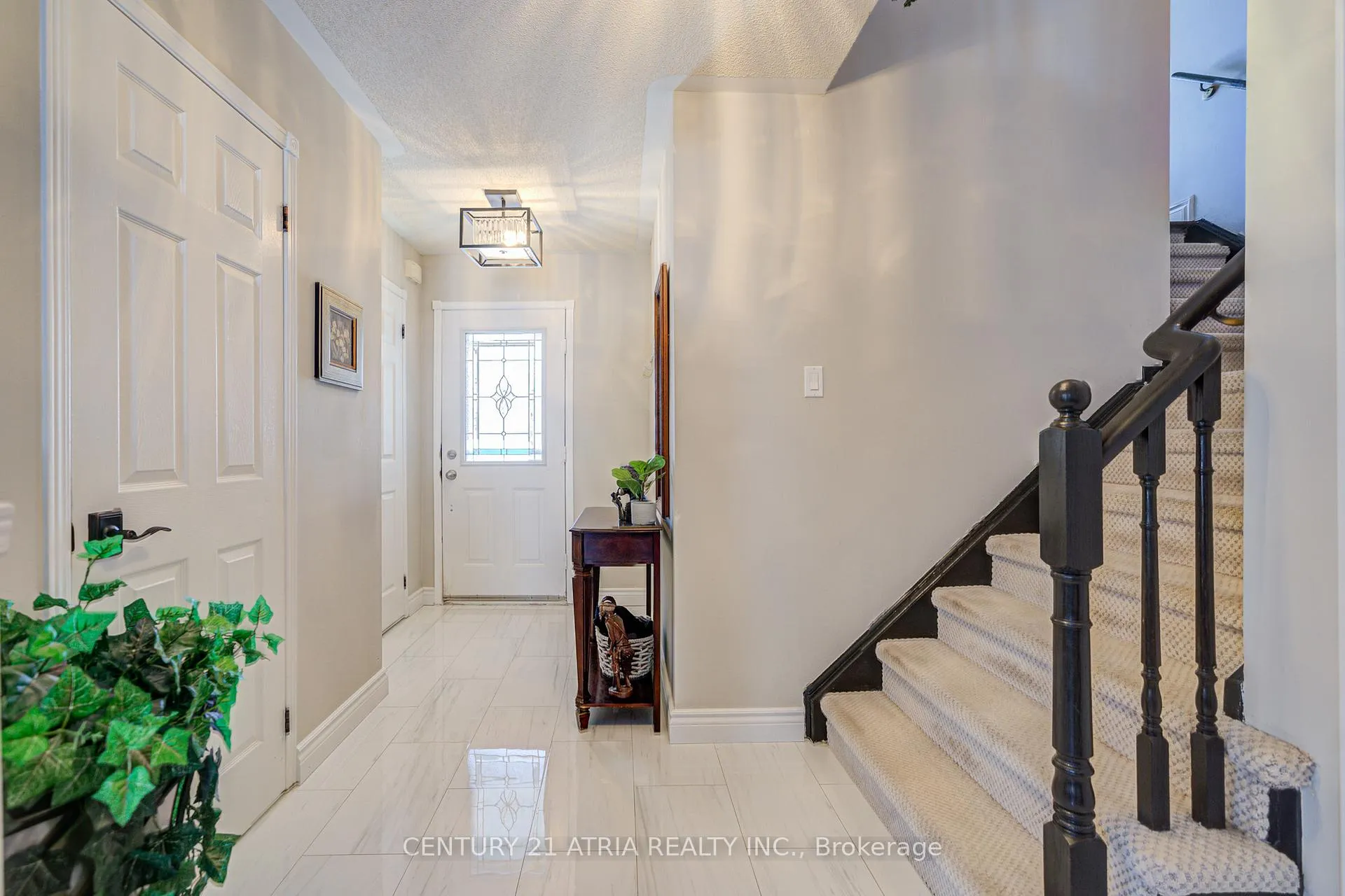 Photo 5 of 98 Woodroof Crescent, Aurora, Bayview Wellington — HOMEH