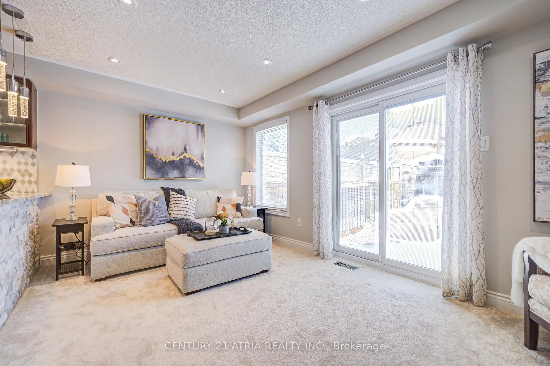 Photo 13 of 98 Woodroof Crescent, Aurora, Bayview Wellington — HOMEH