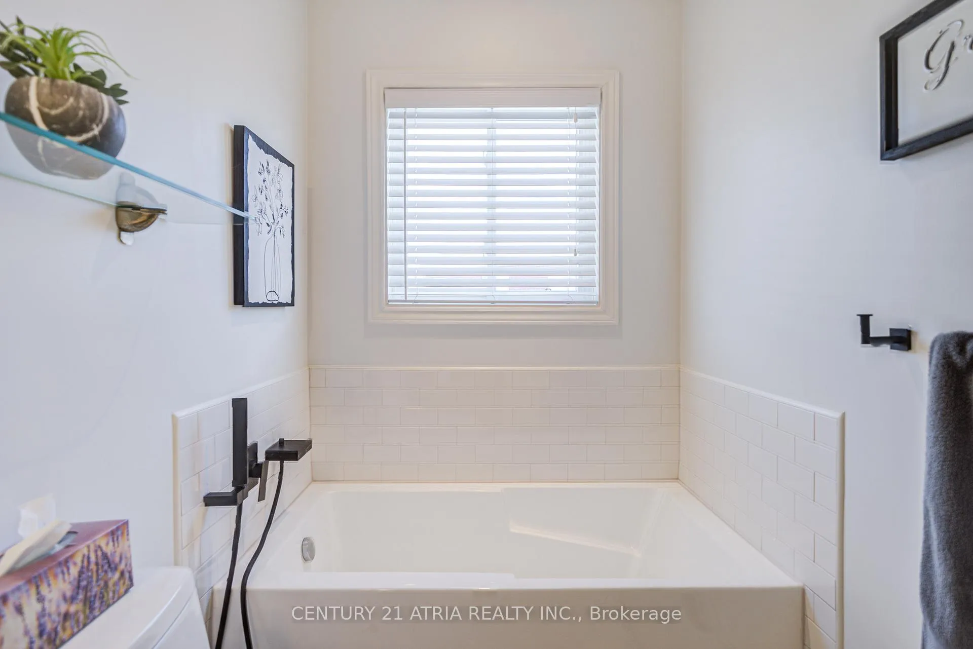 Photo 38 of 98 Woodroof Crescent, Aurora, Bayview Wellington — HOMEH