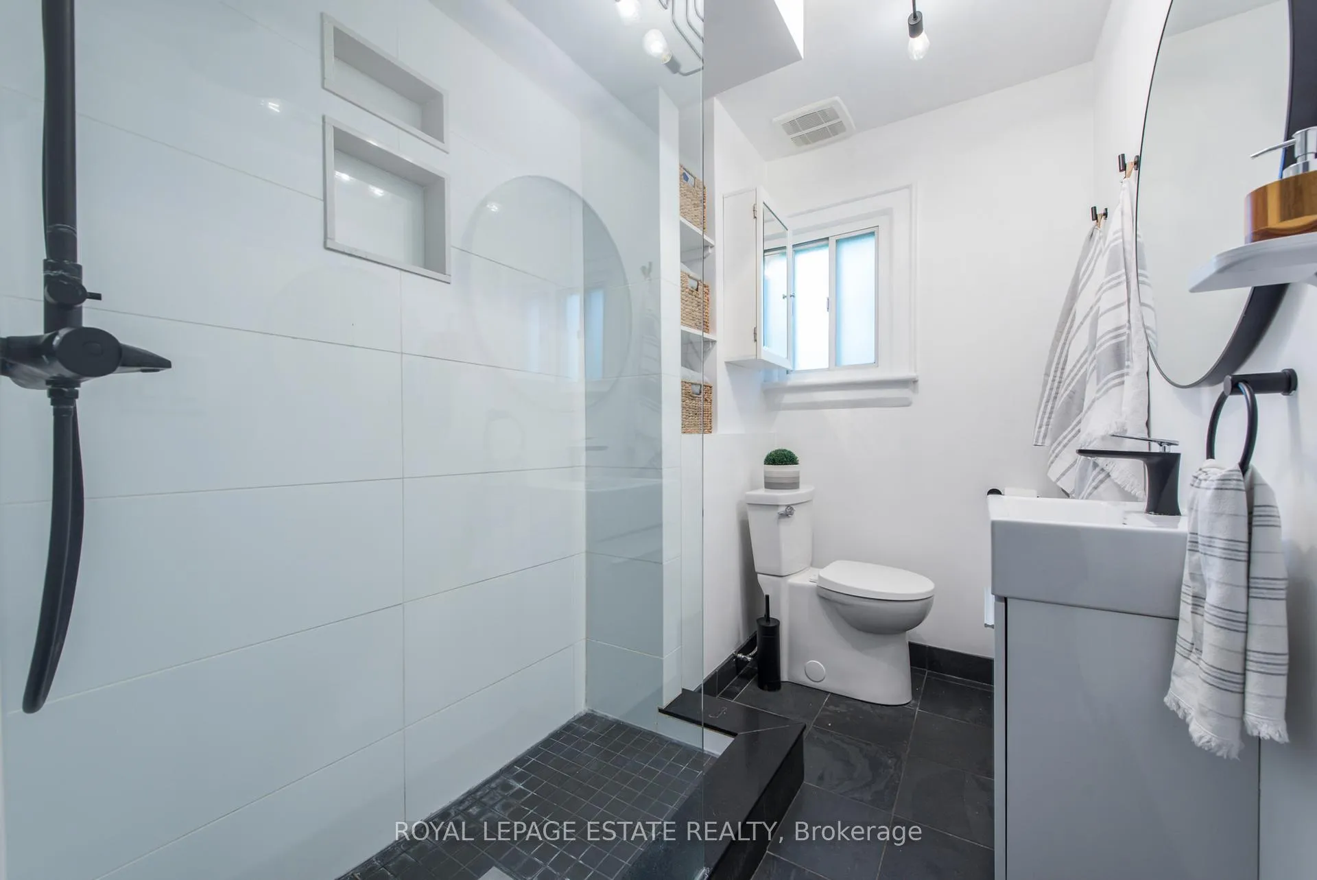 Photo 15 of 2311 Gerrard Street E, Toronto, East End-Danforth — HOMEH