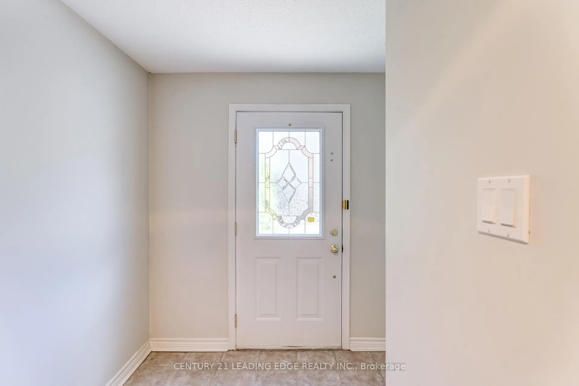 Photo 3 of Unit 12, 24 Hepworth Way, Markham, Markham Village — HOMEH