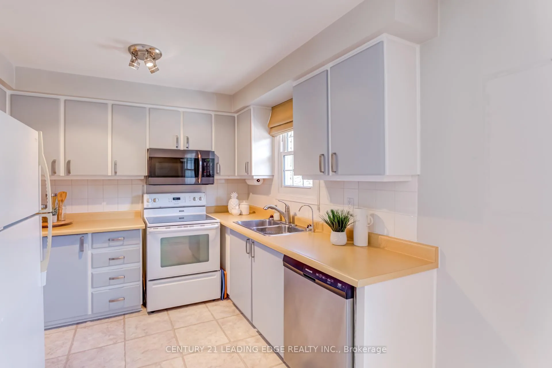 Photo 22 of Unit 12, 24 Hepworth Way, Markham, Markham Village — HOMEH