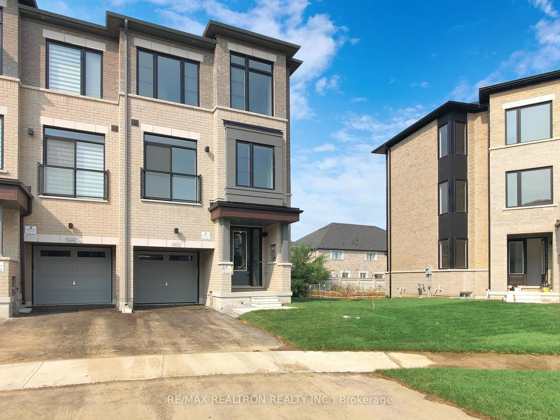 Photo 3 of 165 Tennant Circle, Vaughan, Vellore Village — HOMEH