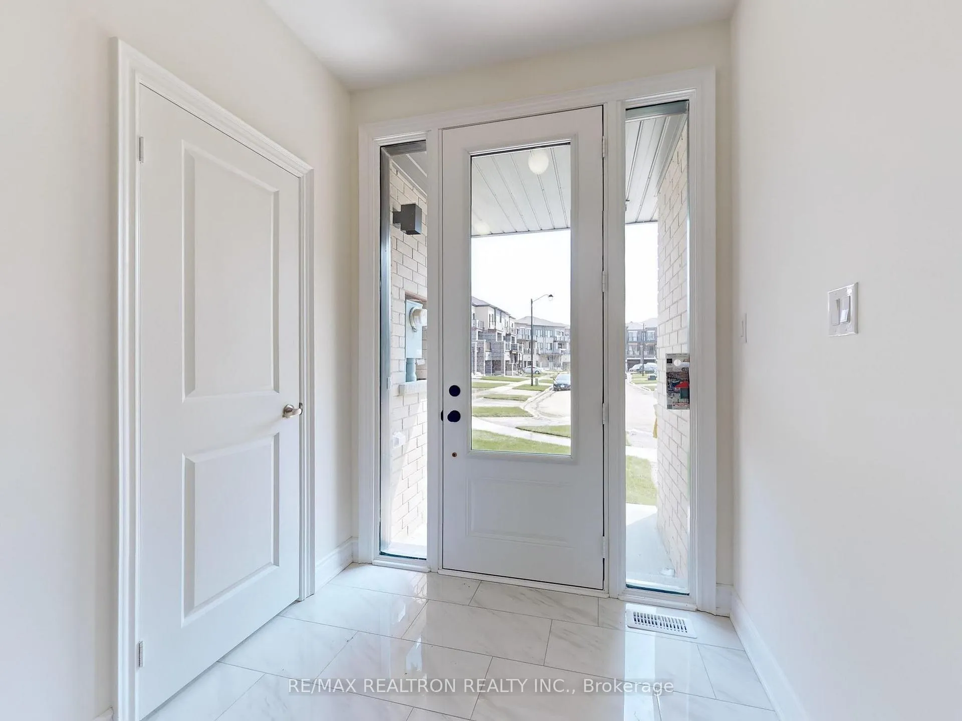 Photo 10 of 165 Tennant Circle, Vaughan, Vellore Village — HOMEH