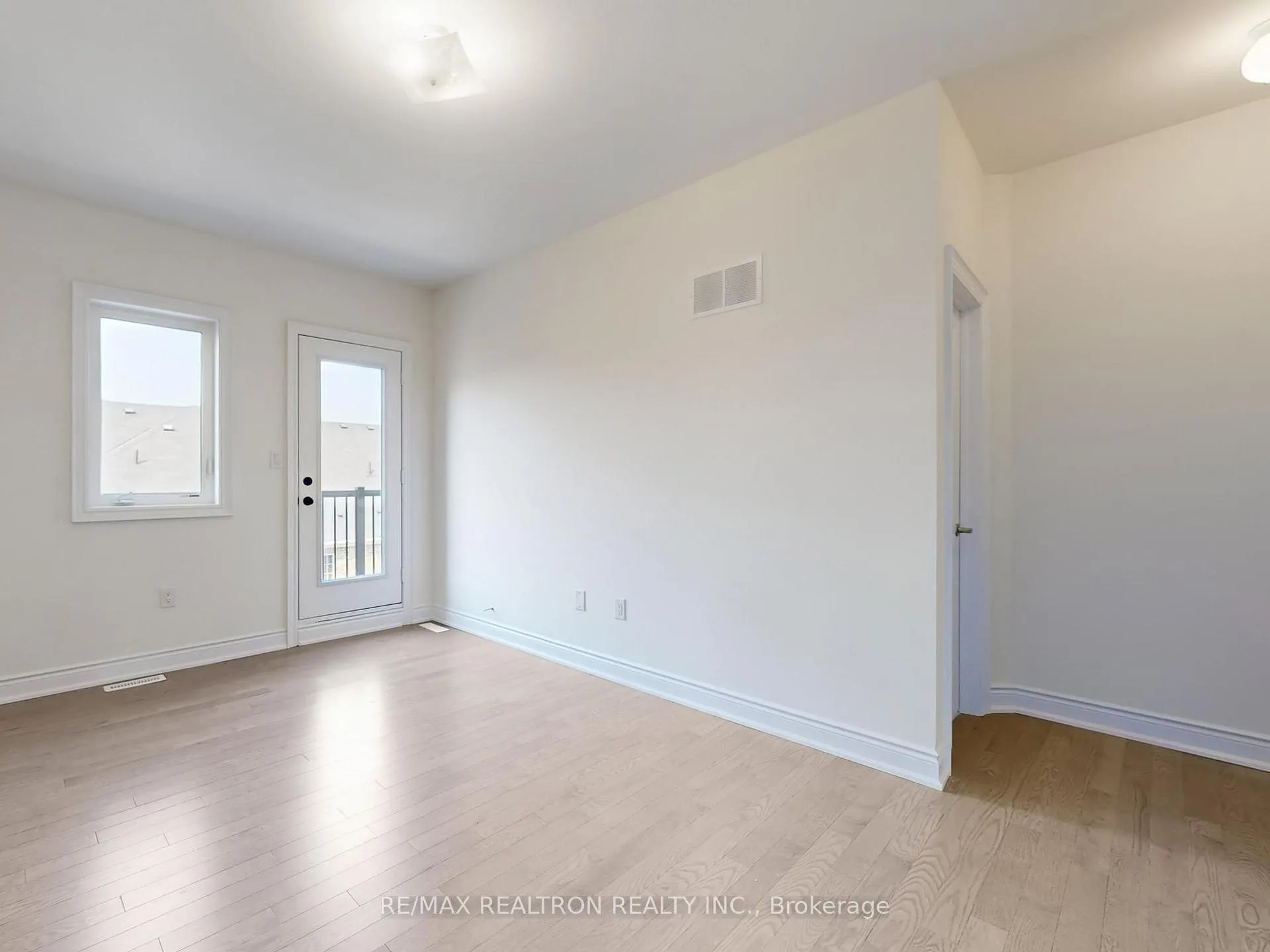 Photo 32 of 165 Tennant Circle, Vaughan, Vellore Village — HOMEH