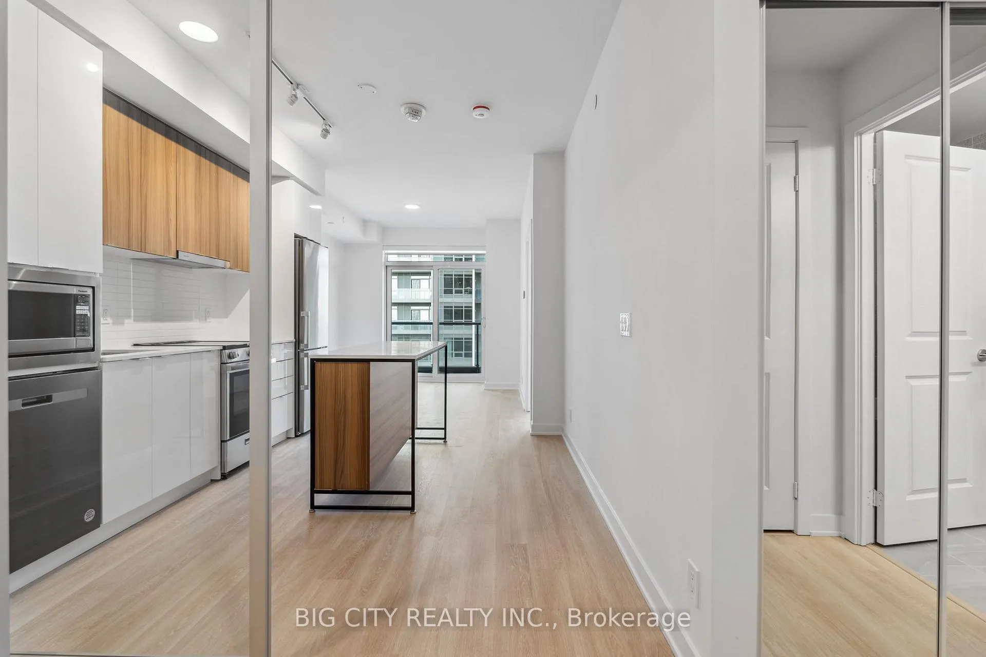Photo 6 of Unit 1508, 30 Upper Mall Way, Vaughan, Brownridge — HOMEH