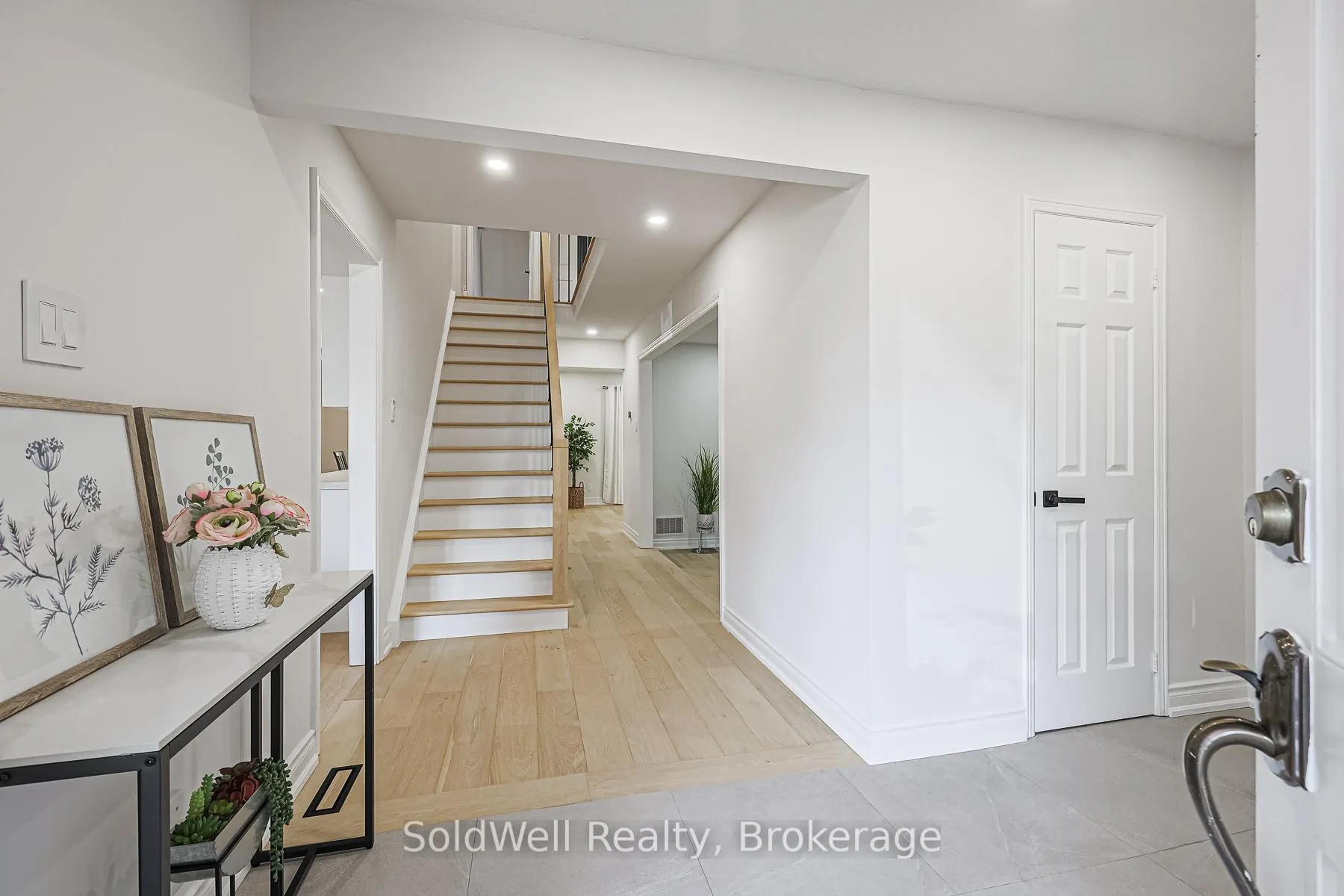 Photo 2 of 160 Charles Street, Vaughan, Crestwood-Springfarm-Yorkhill — HOMEH