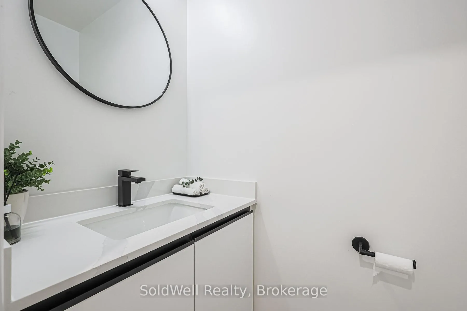 Photo 4 of 160 Charles Street, Vaughan, Crestwood-Springfarm-Yorkhill — HOMEH
