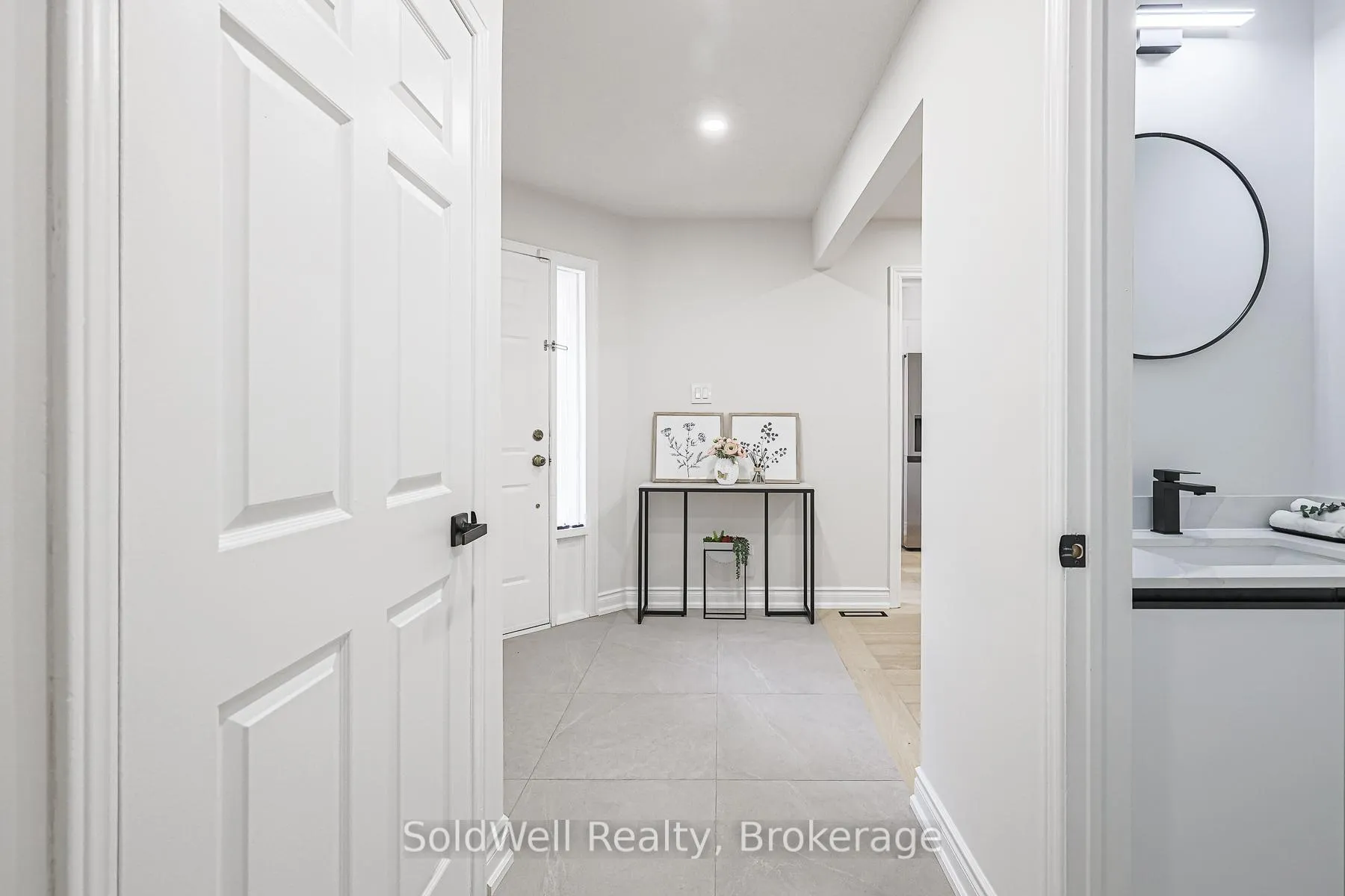 Photo 5 of 160 Charles Street, Vaughan, Crestwood-Springfarm-Yorkhill — HOMEH