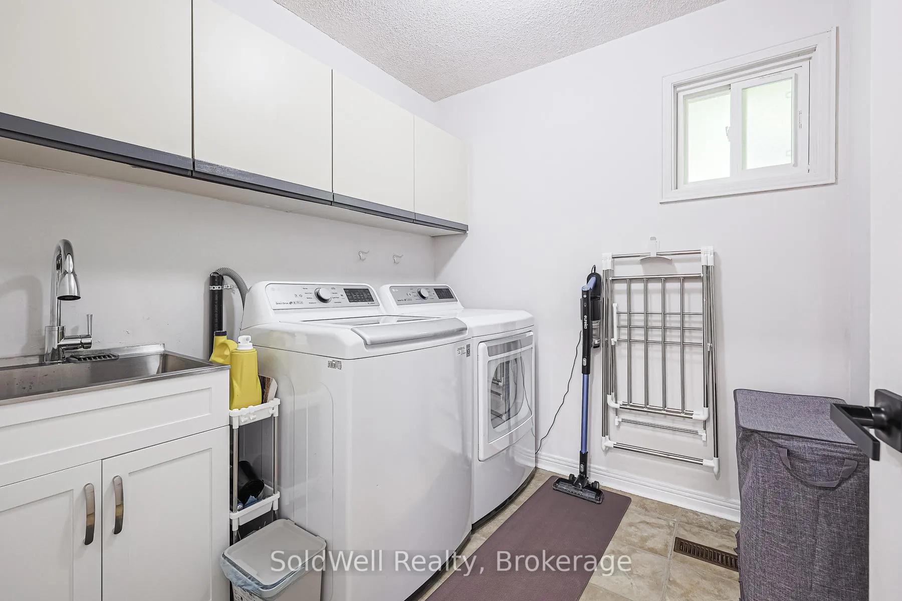 Photo 6 of 160 Charles Street, Vaughan, Crestwood-Springfarm-Yorkhill — HOMEH