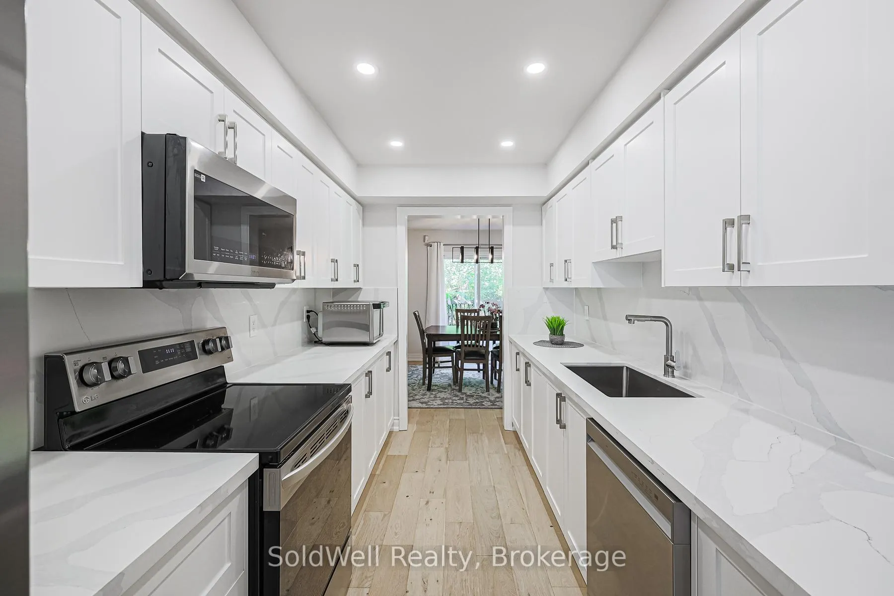 Photo 9 of 160 Charles Street, Vaughan, Crestwood-Springfarm-Yorkhill — HOMEH