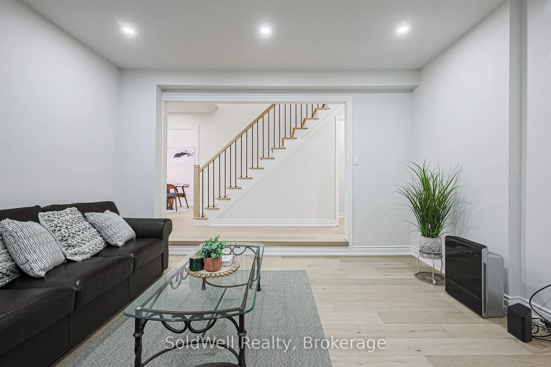 Photo 11 of 160 Charles Street, Vaughan, Crestwood-Springfarm-Yorkhill — HOMEH