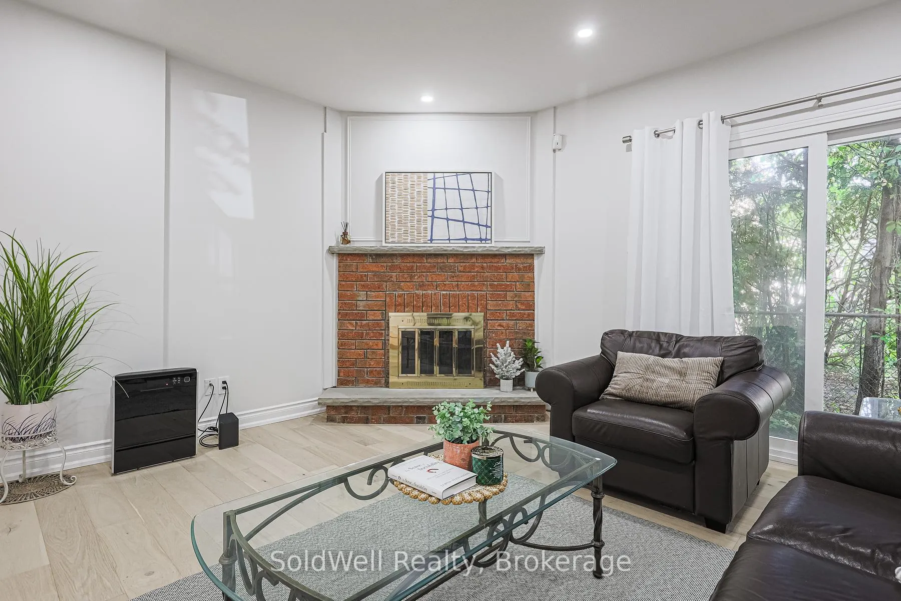 Photo 12 of 160 Charles Street, Vaughan, Crestwood-Springfarm-Yorkhill — HOMEH