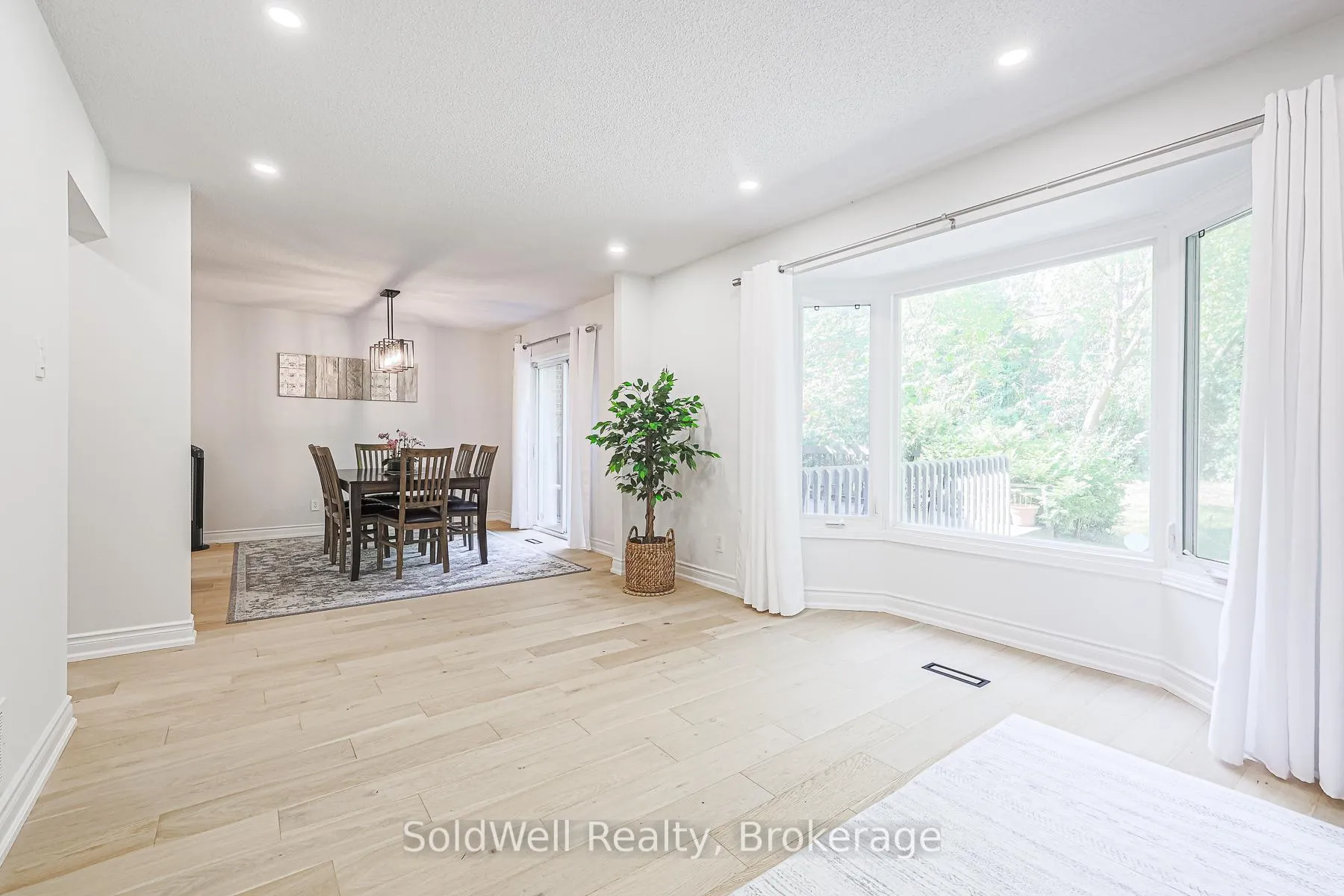 Photo 16 of 160 Charles Street, Vaughan, Crestwood-Springfarm-Yorkhill — HOMEH