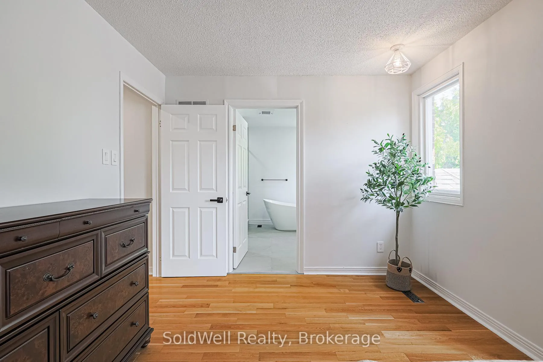 Photo 20 of 160 Charles Street, Vaughan, Crestwood-Springfarm-Yorkhill — HOMEH