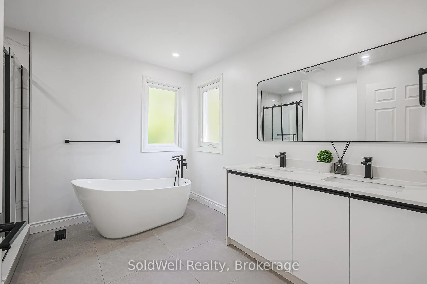 Photo 21 of 160 Charles Street, Vaughan, Crestwood-Springfarm-Yorkhill — HOMEH
