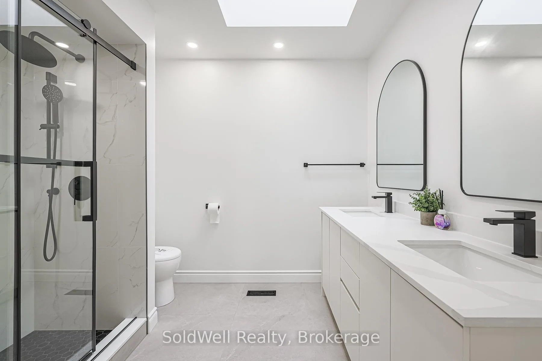 Photo 32 of 160 Charles Street, Vaughan, Crestwood-Springfarm-Yorkhill — HOMEH