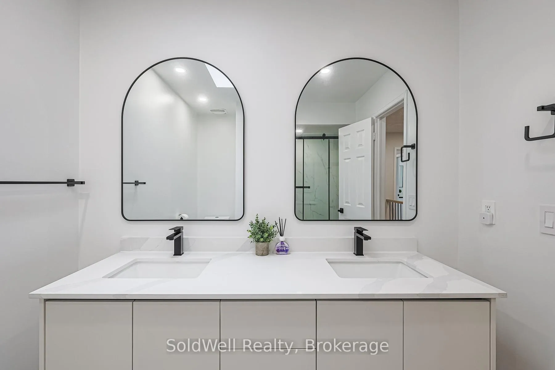 Photo 33 of 160 Charles Street, Vaughan, Crestwood-Springfarm-Yorkhill — HOMEH