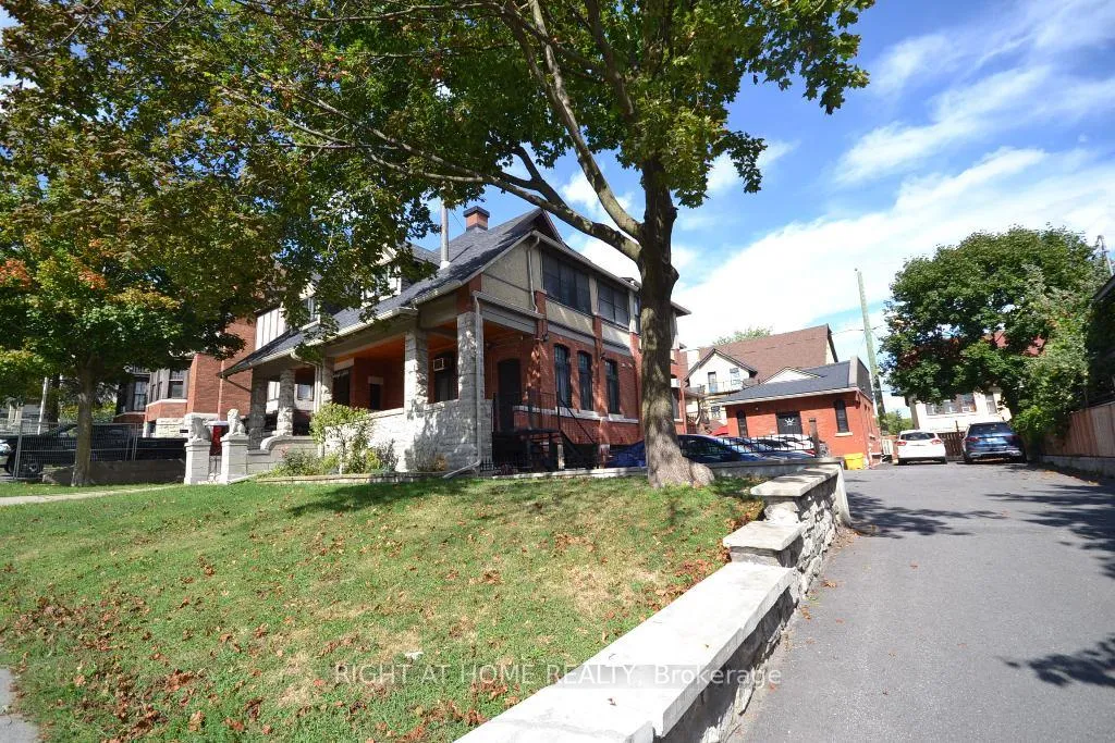 Front of Unit 101, 17 Marlborough Avenue