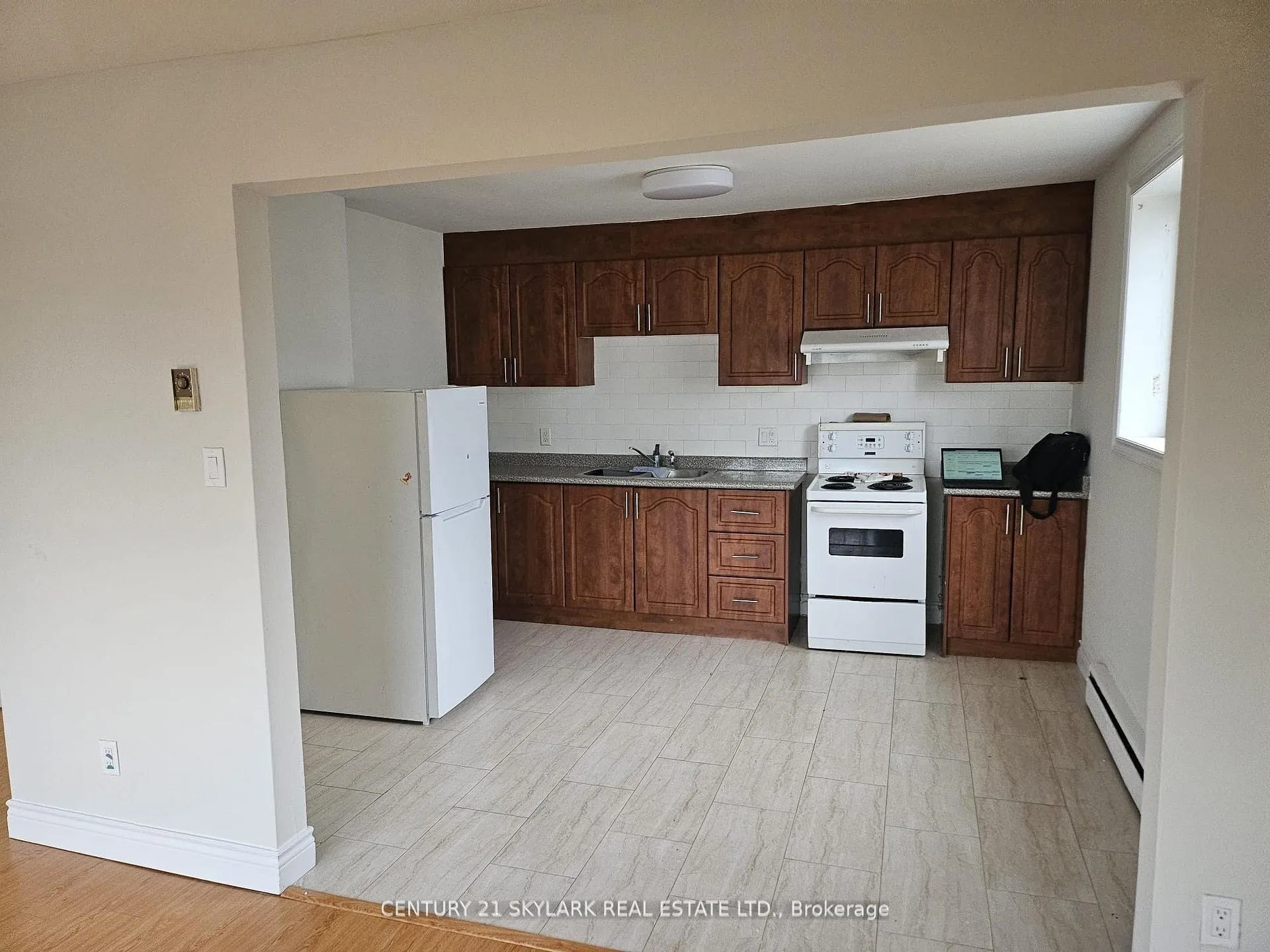 Photo 3 of Unit 5, 371 Elgin Court, Oshawa, McLaughlin — HOMEH