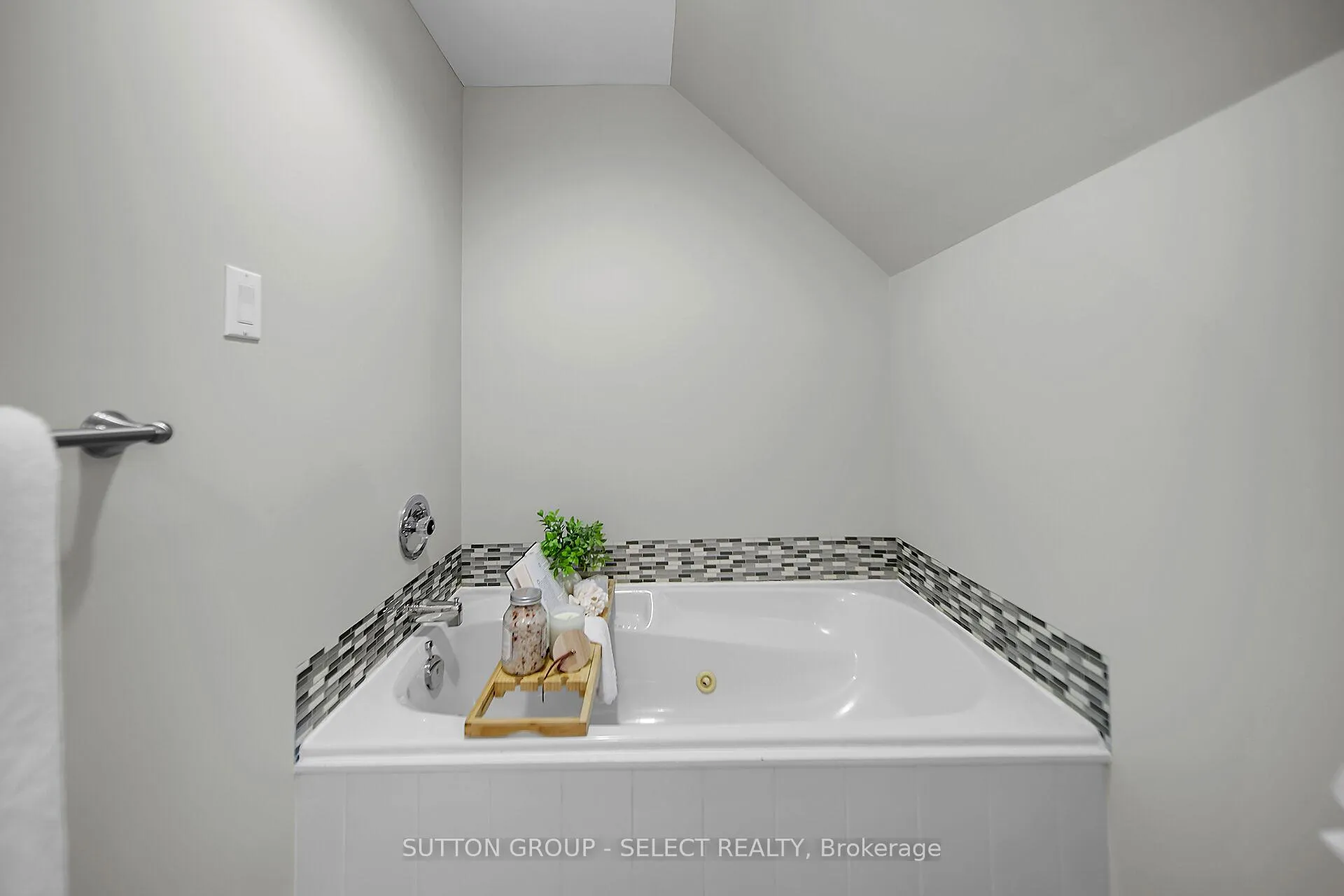 Photo 32 of 2617 Queens Street, Strathroy-Caradoc, Mount Brydges — HOMEH