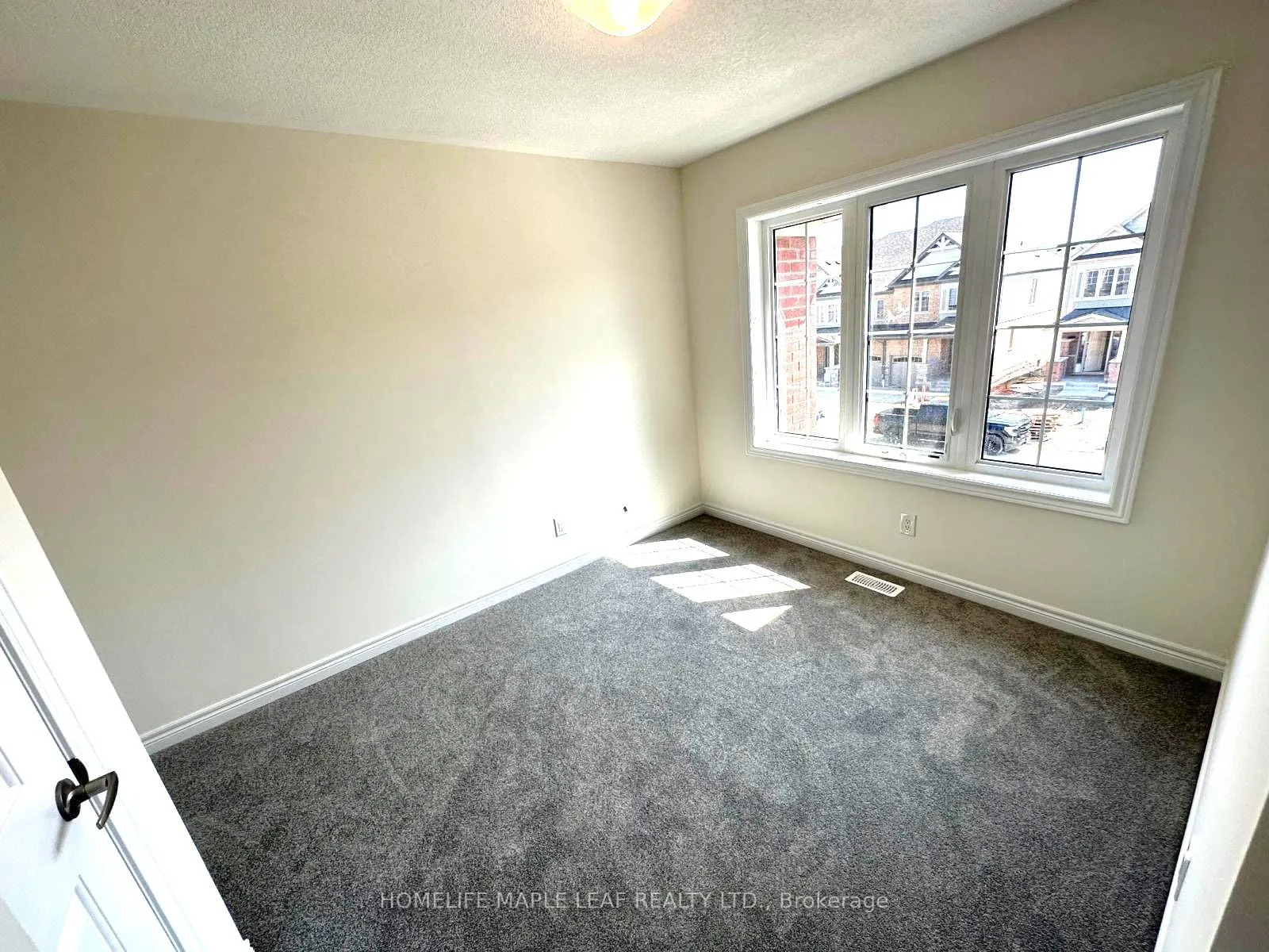 Photo 11 of 84 Grassbourne Avenue N, Kitchener — HOMEH