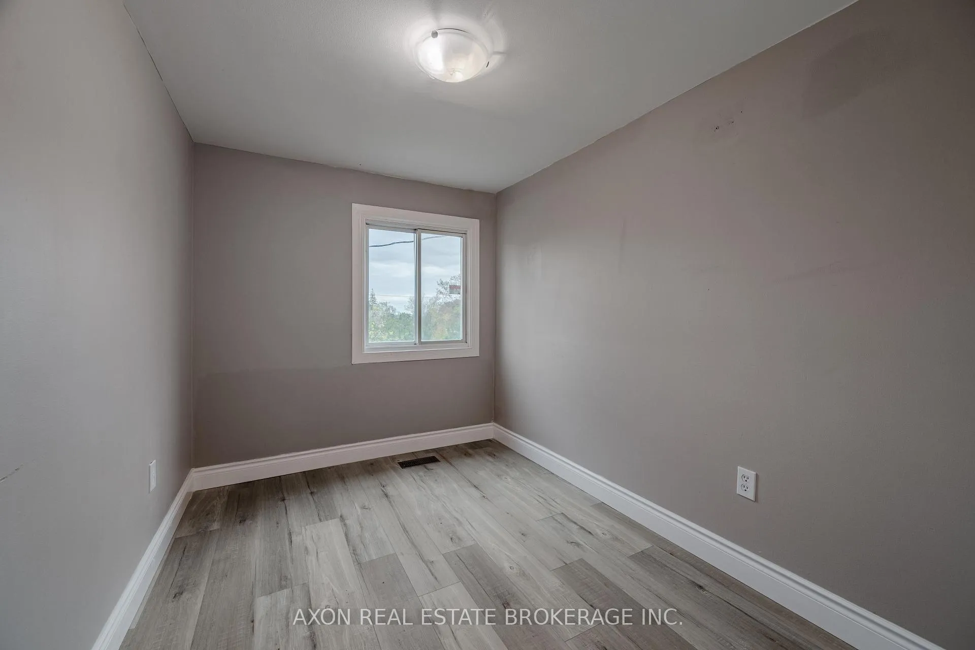 Photo 12 of 300-302 Coronation Boulevard, Loyalist, Amherstview — HOMEH