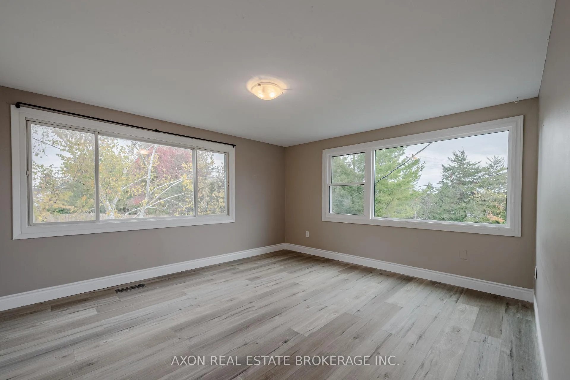 Photo 14 of 300-302 Coronation Boulevard, Loyalist, Amherstview — HOMEH