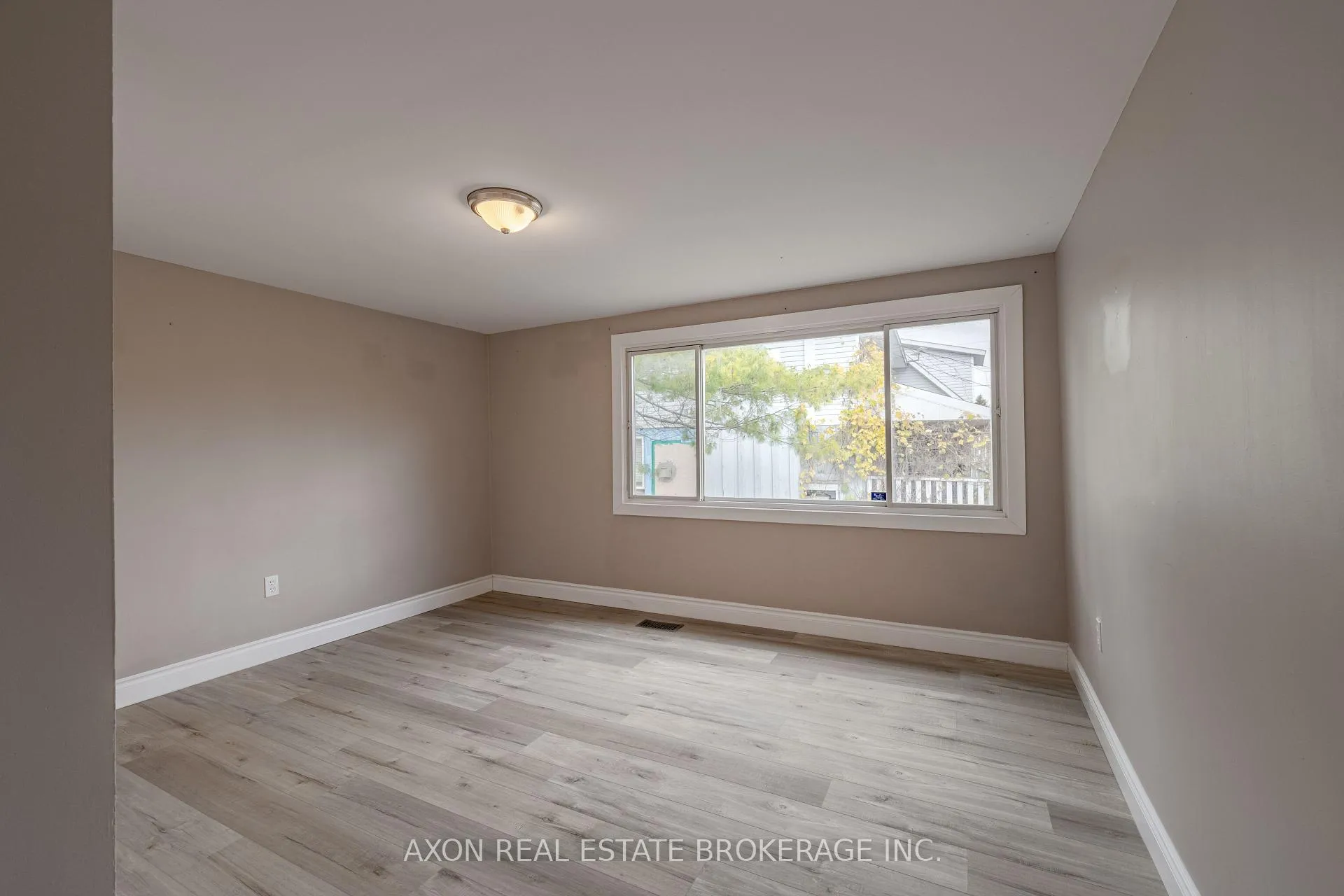 Photo 16 of 300-302 Coronation Boulevard, Loyalist, Amherstview — HOMEH