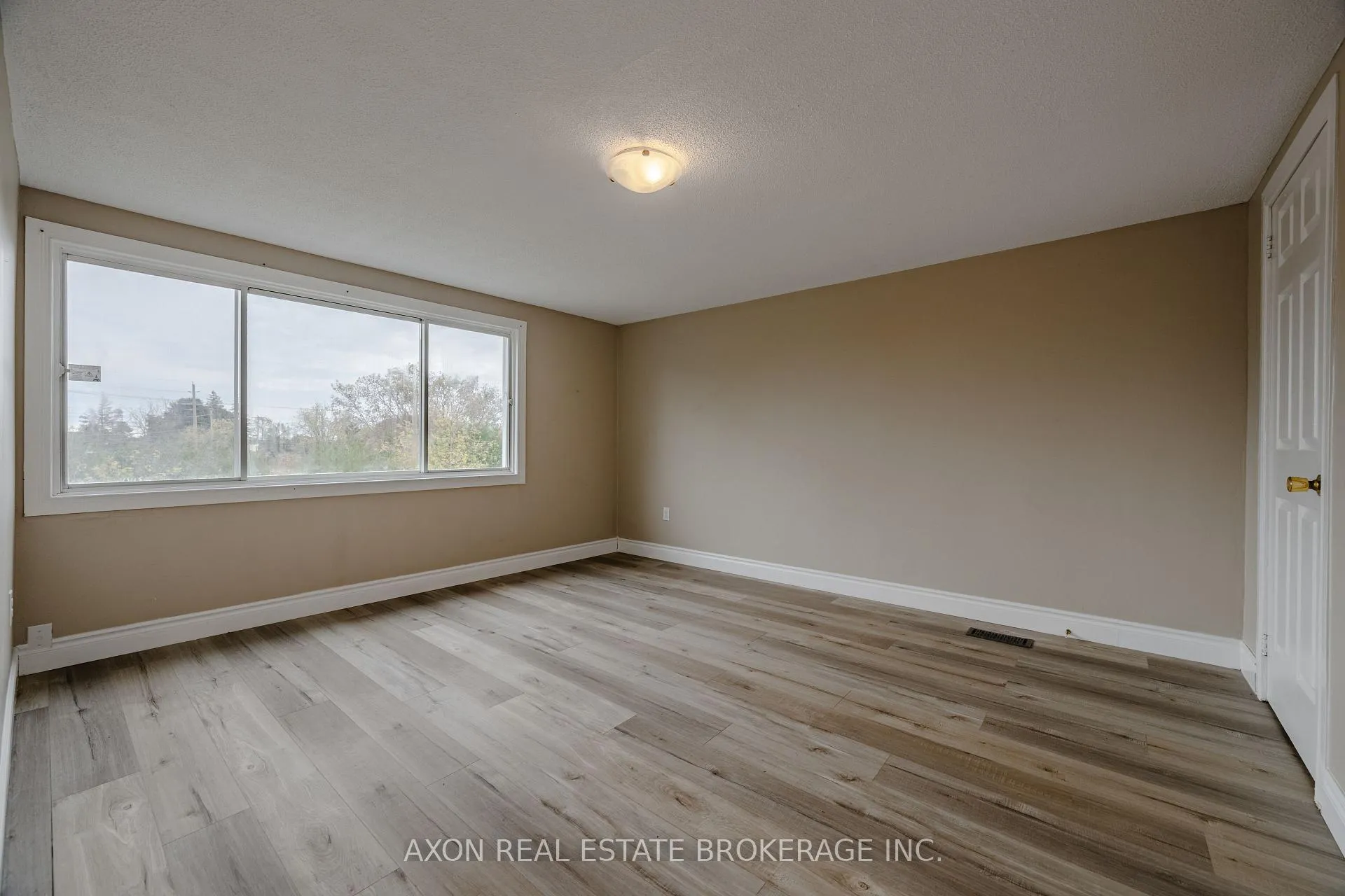 Photo 33 of 300-302 Coronation Boulevard, Loyalist, Amherstview — HOMEH