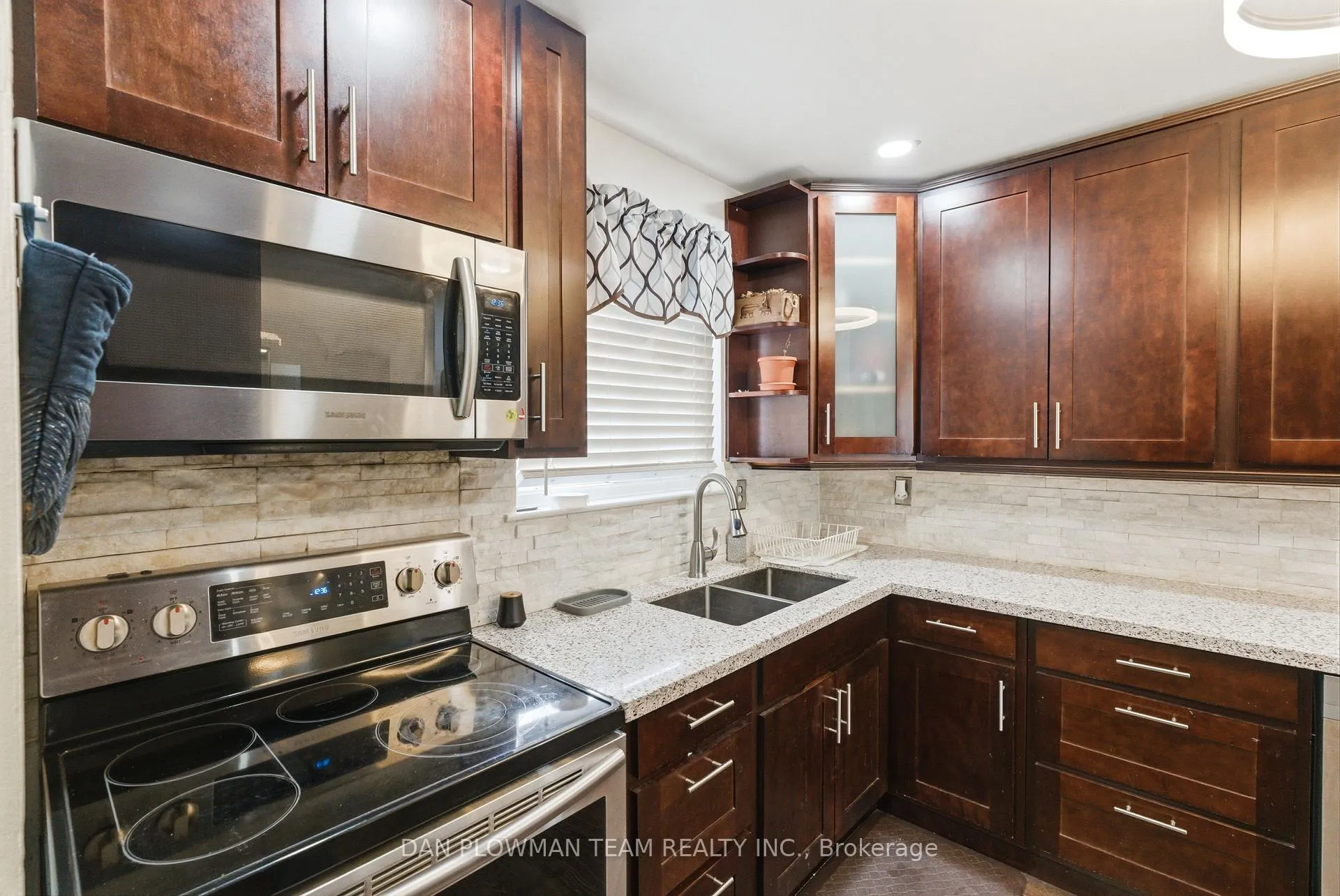 Photo 7 of 303 Phillip Murray Avenue, Oshawa, Lakeview — HOMEH