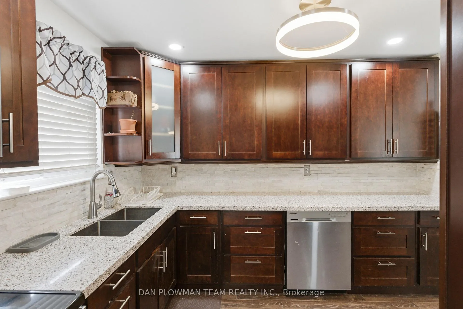 Photo 8 of 303 Phillip Murray Avenue, Oshawa, Lakeview — HOMEH
