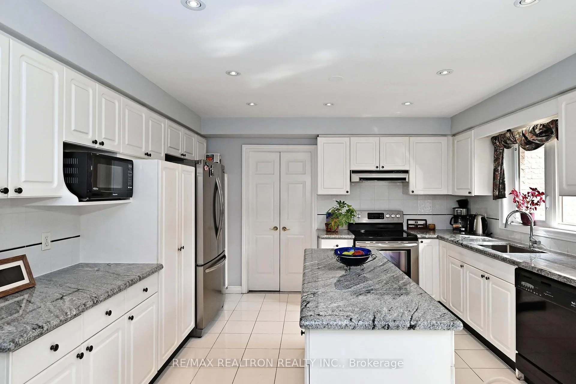 Photo 12 of 3 Whitelaw Court, Markham, Grandview — HOMEH