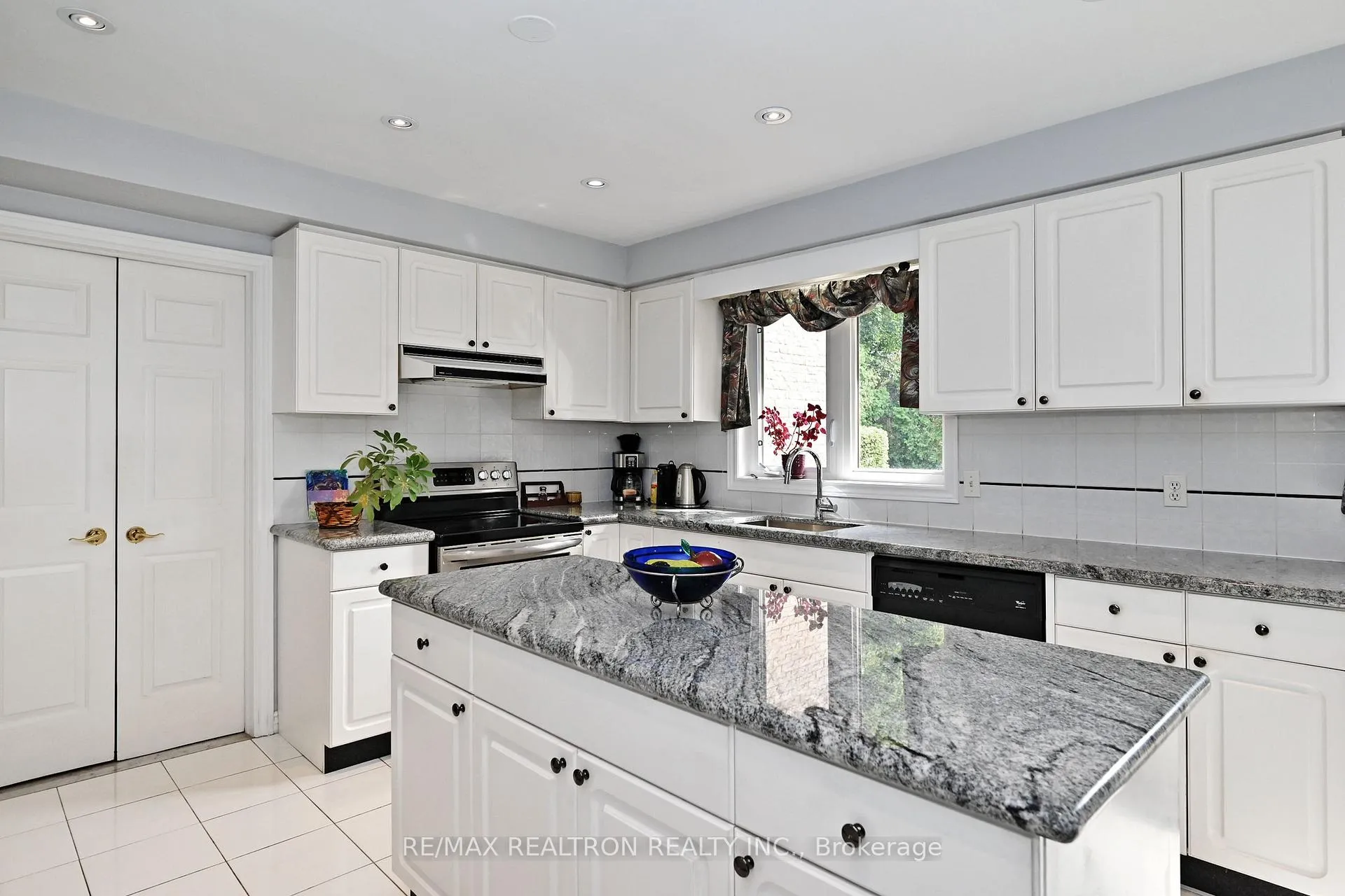 Photo 13 of 3 Whitelaw Court, Markham, Grandview — HOMEH
