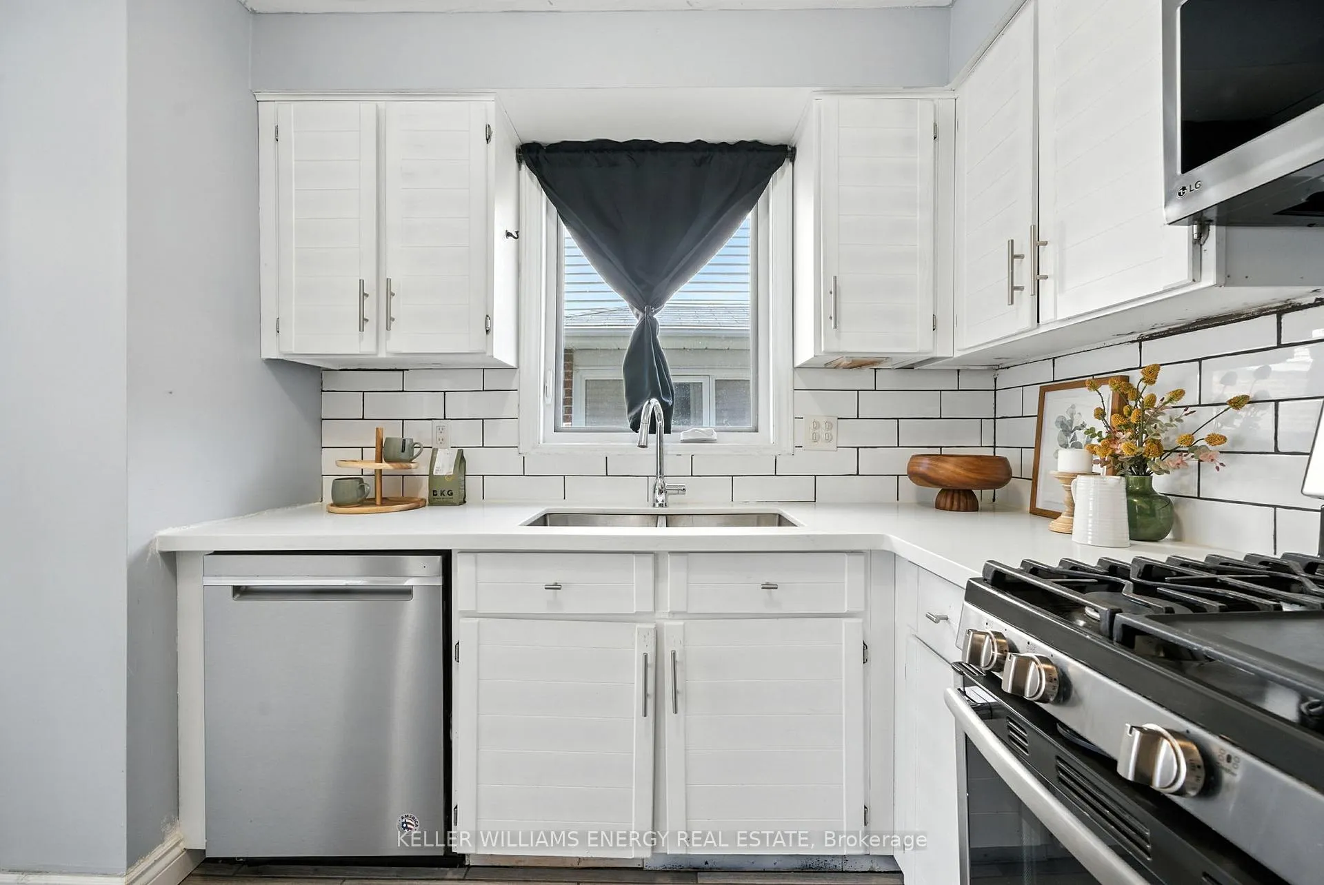 Photo 4 of 70 Hart Boulevard, Clarington, Newcastle — HOMEH