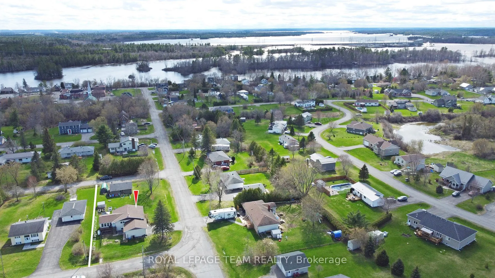 Photo 2 of 102 Creek Drive, Ottawa, Fitzroy — HOMEH