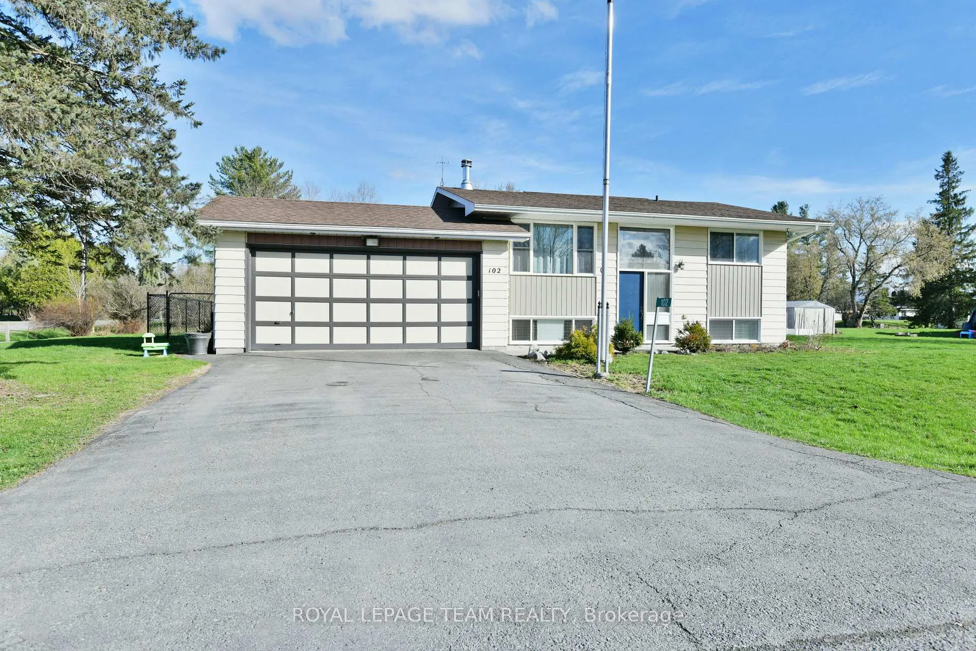 Photo 3 of 102 Creek Drive, Ottawa, Fitzroy — HOMEH
